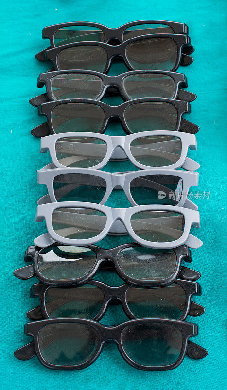 3D眼镜排成一排