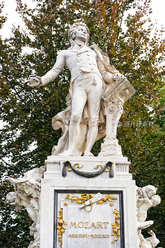 奥地利维也纳Burggarten的莫扎特雕像