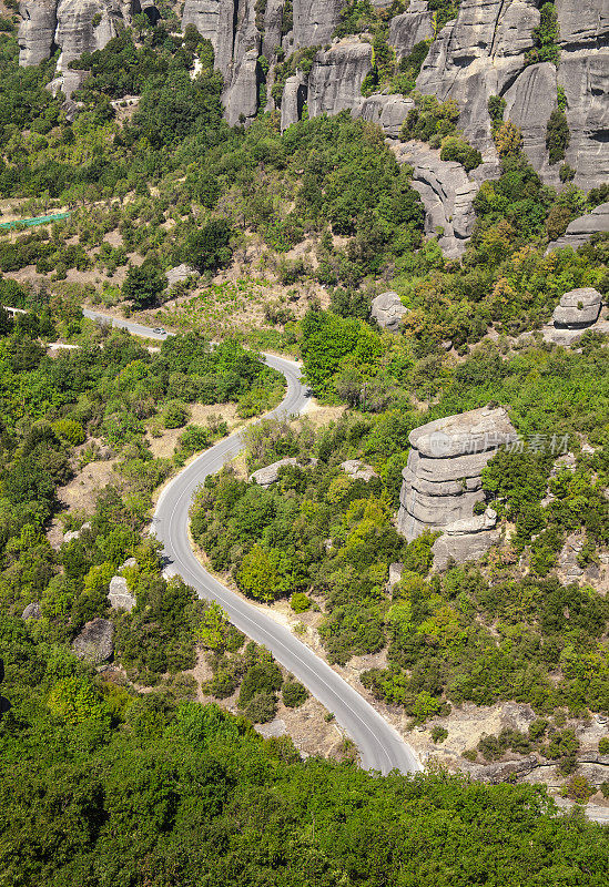 空旷的道路，穿越荒野的自然