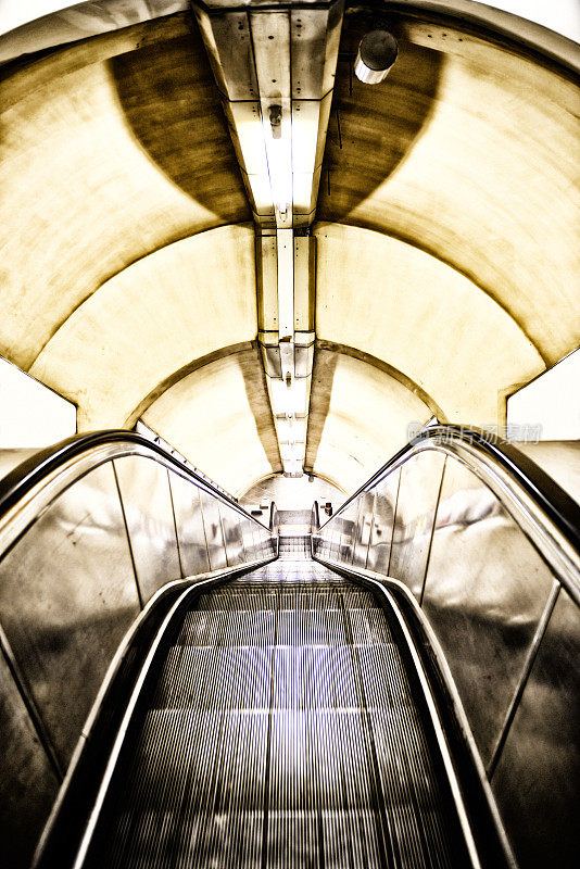 伦敦地铁自动扶梯，英国。