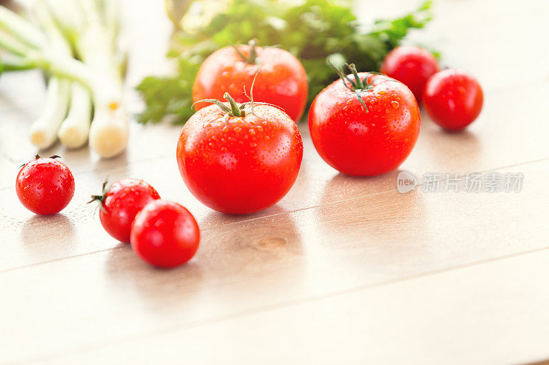 新鲜tomatos