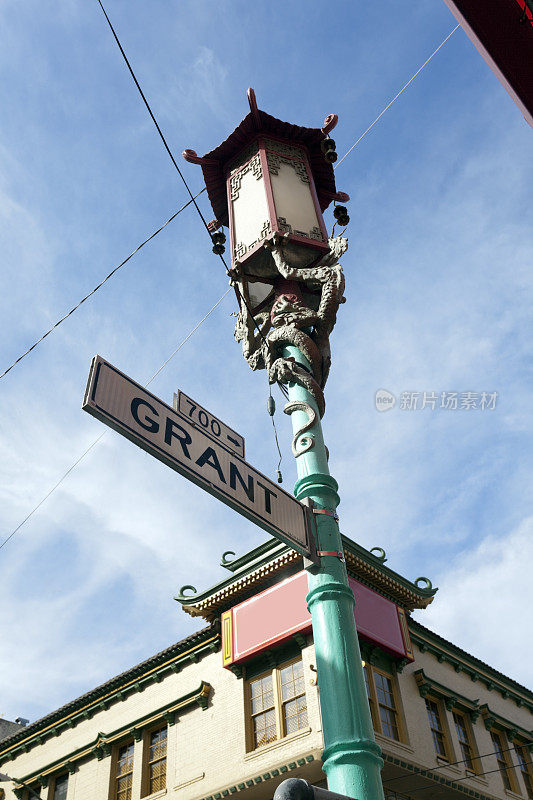 灯笼和龙灯柱唐人街