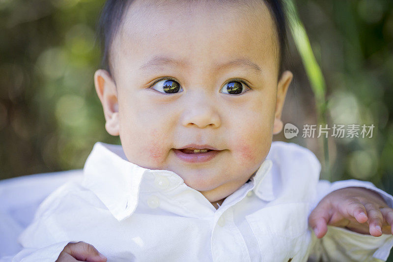 菲律宾男婴微笑着。