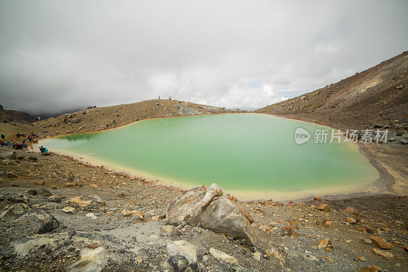 风景美丽的翡翠湖汤加里罗高山交叉轨道-新西兰