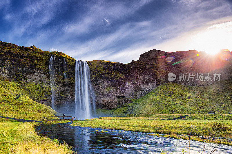 南冰岛，太阳下的Seljalandsfoss瀑布