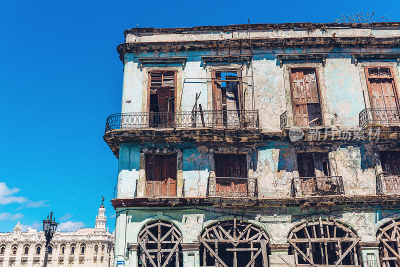 古巴哈瓦那大街上的老建筑