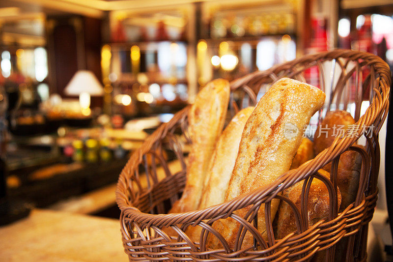 巴黎面包店里的长棍面包