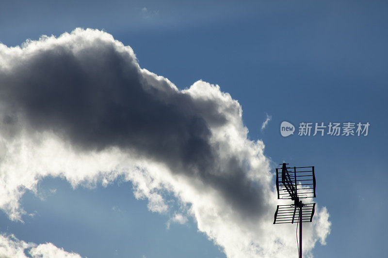 电视天线和云景的剪影。