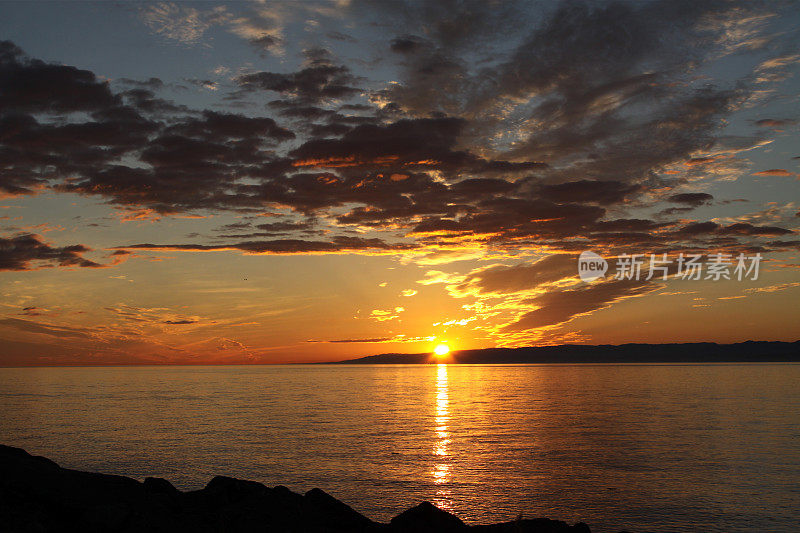 胡安-德-富卡海峡上的完美日落