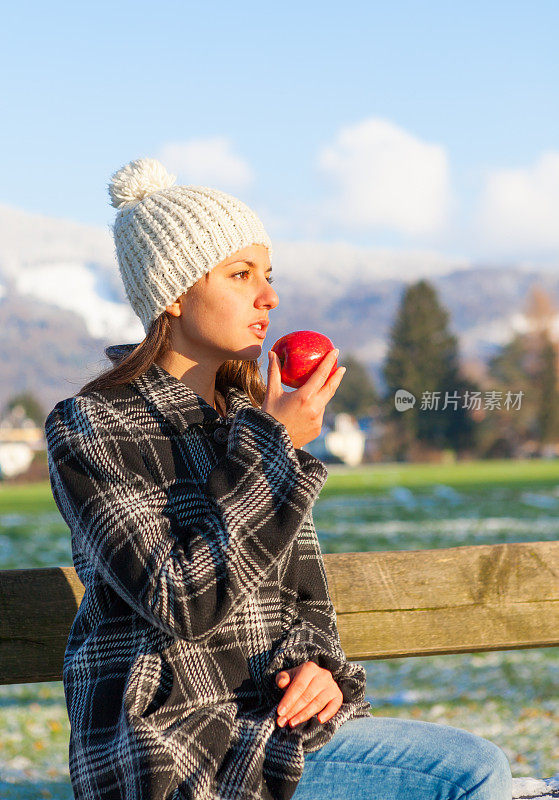 年轻女子吃苹果
