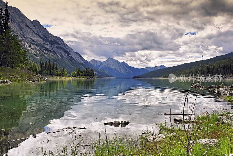 加拿大贾斯珀国家公园的梅迪辛湖