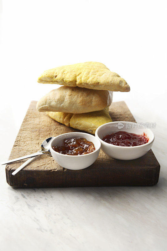 三明治蒸馏器:面包，草莓酱和果酱