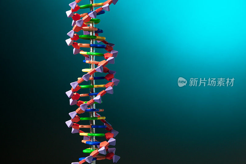 蓝色辉光中的DNA分子双螺旋结构