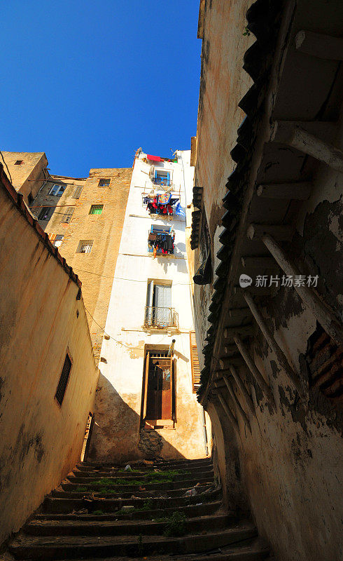 阿尔及尔，阿尔及利亚:狭窄的小巷-卡斯巴