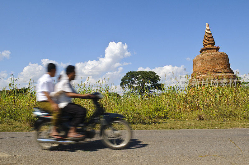 摩托车驶过缅甸蒲甘的佛塔