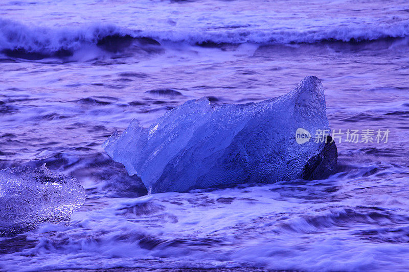 蓝色的冰在海面上
