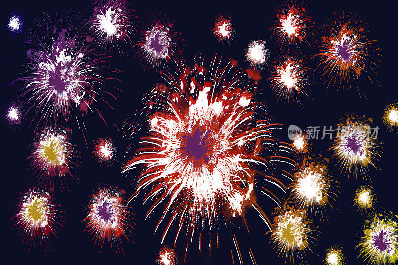 焰火表演背景为7月4日或新年庆祝。