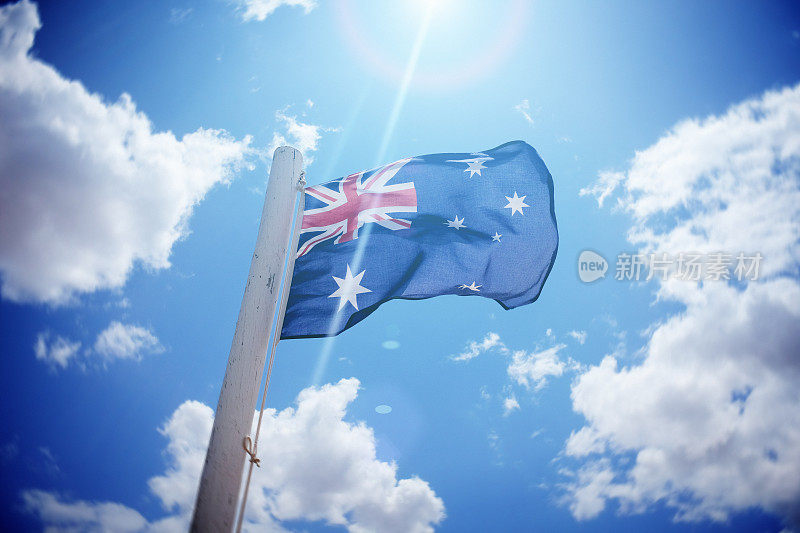 澳大利亚国旗飘扬在轻云的夏季天空