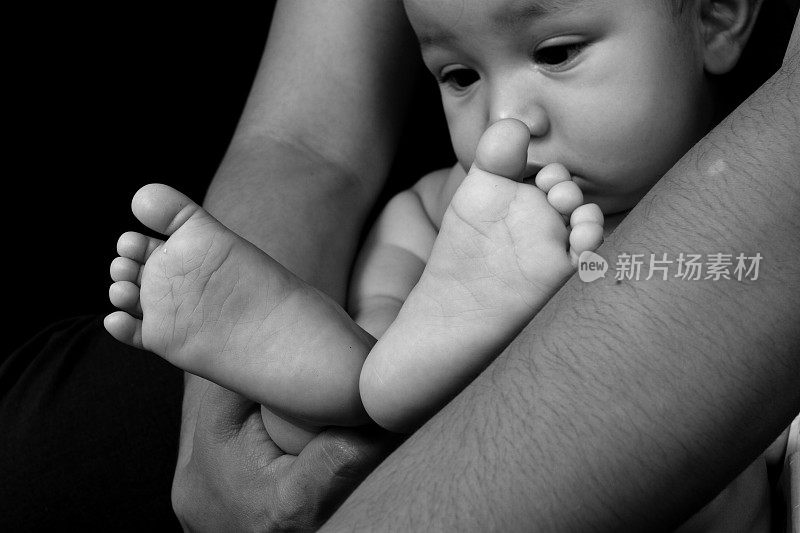 宝宝的脚，妈妈抱着他