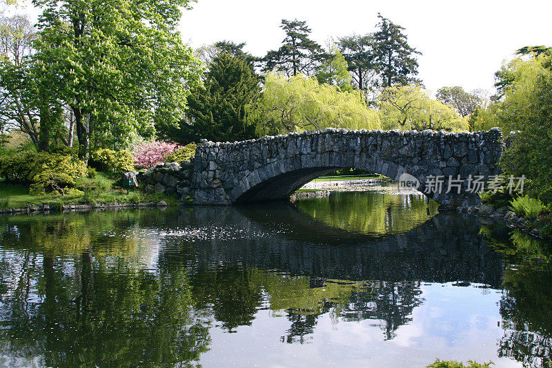 公园里古老的石拱桥