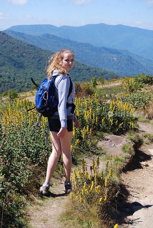 在山里徒步旅行的年轻女子