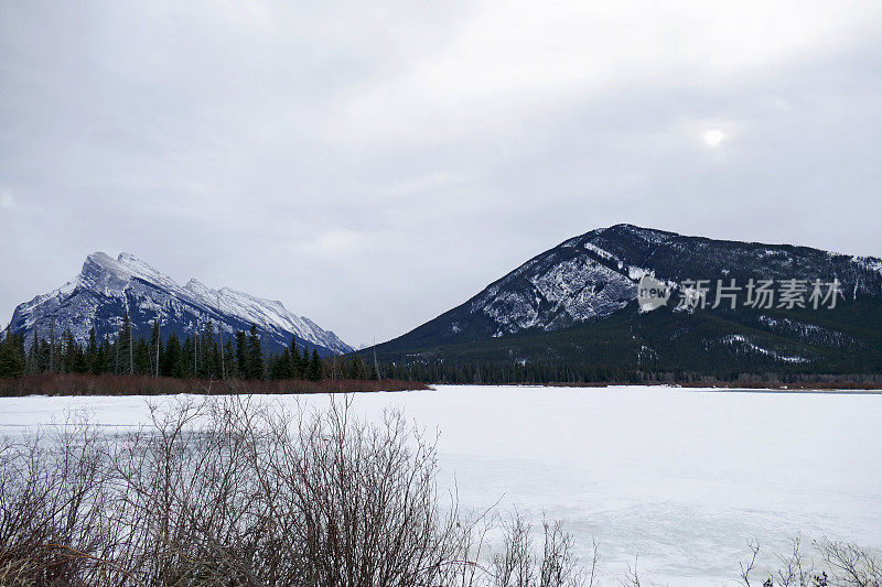 加拿大亚伯达省班夫国家公园附近的伦德尔山和硫磺山的冬季景观