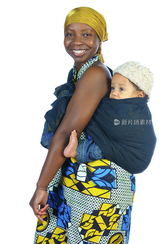非洲妇女背着一个婴儿