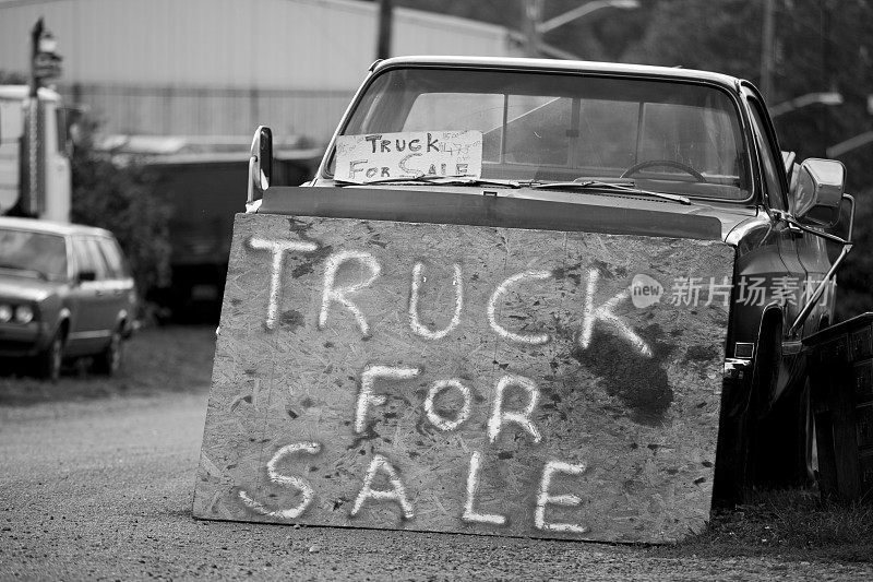 破旧的小卡车出售