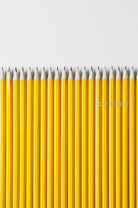 一排末端连着红色橡皮的黄色铅笔