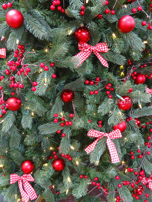 人造圣诞树，装饰品，花环，小饰物，浆果，丝带，蝴蝶结，彩灯