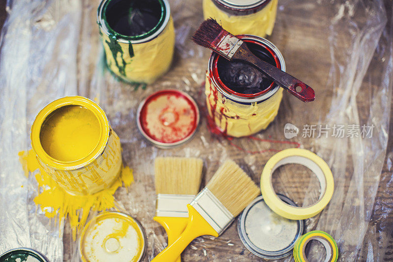 油漆刷和油漆罐
