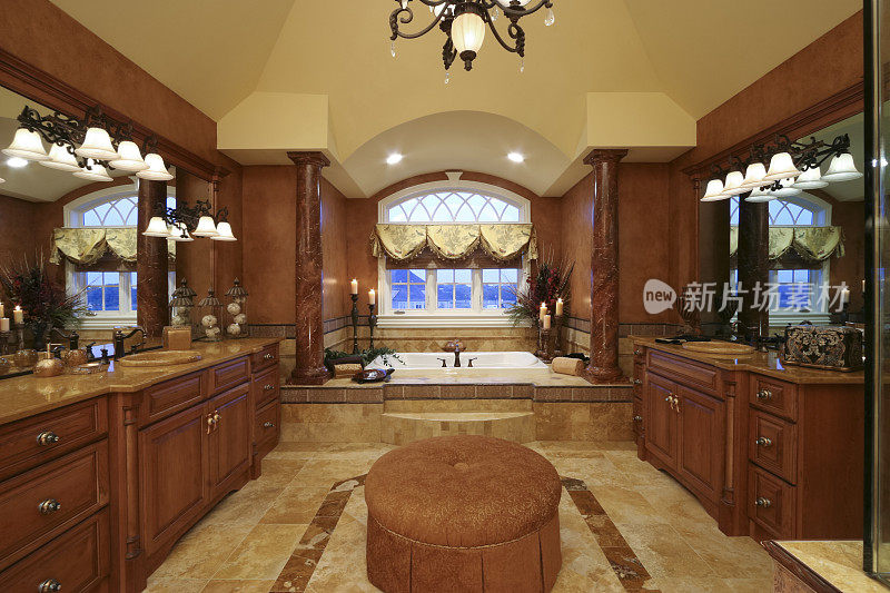 豪华的主浴室与温暖的颜色。
