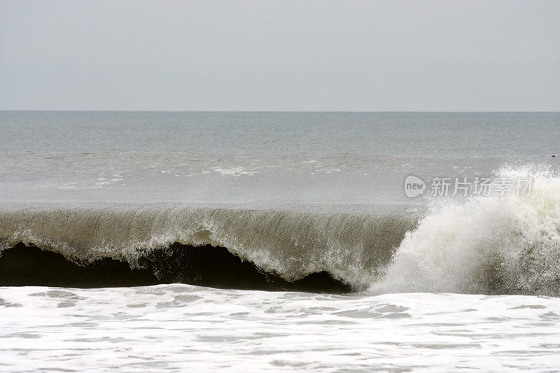 海浪冲击着海滩