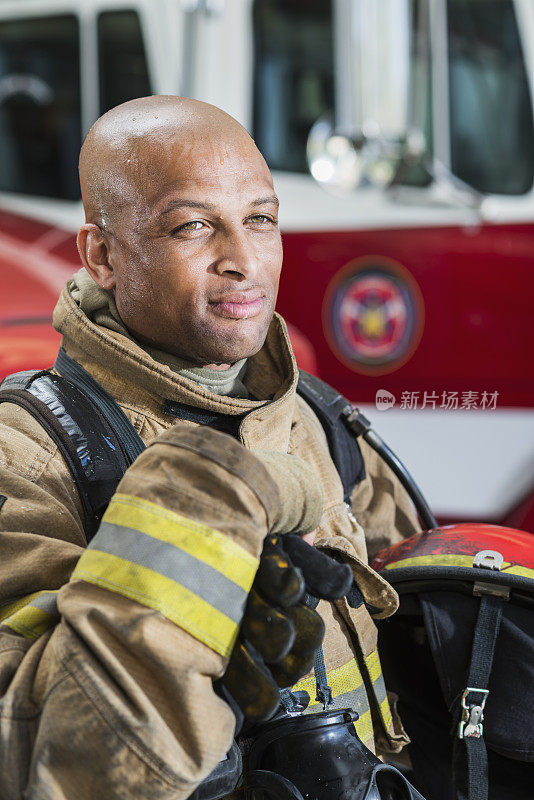一个非裔美国消防员的肖像