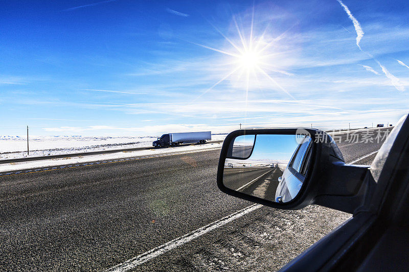 怀俄明州80号州际公路上的太阳耀斑高速公路后视镜交通反射