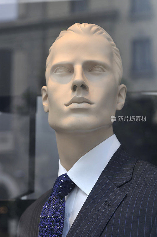 商店橱窗里的人体模型