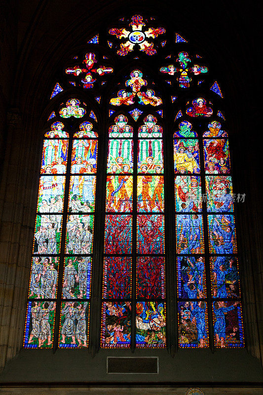 布拉格大教堂彩色玻璃