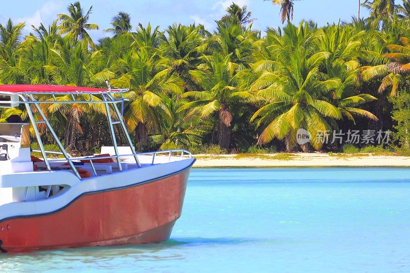 热带天堂:绿松石沙滩，孤独的船，绿色的棕榈树