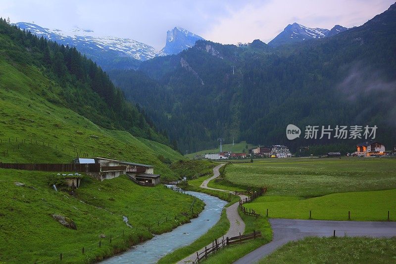 阿尔卑斯奥地利村庄，河流和雄伟的齐勒塔尔，蒂罗尔雪山全景和田园诗般的蒂罗尔山谷草甸，奥地利