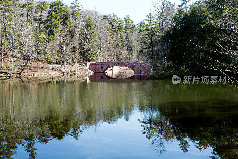 平静的湖面上有一座桥作为背景