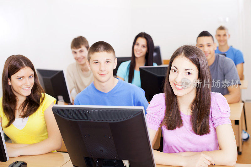 十几岁的学生在计算机课上上课