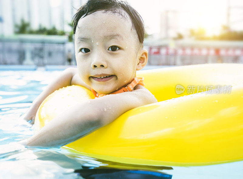 夏季和游泳活动，为快乐的孩子在游泳池