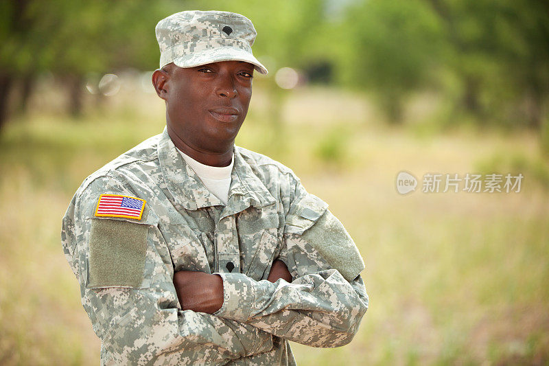 美国士兵穿着陆军作战制服或户外作战单元