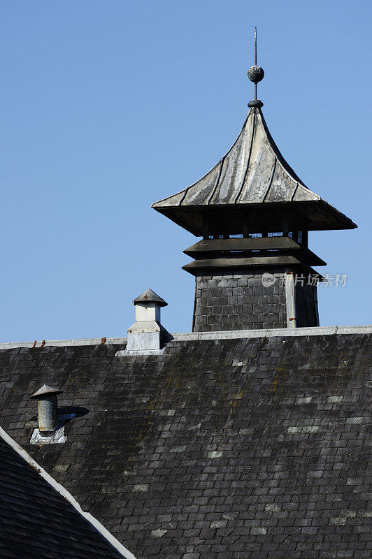 苏格兰酿酒厂屋顶上的麦精烟囱