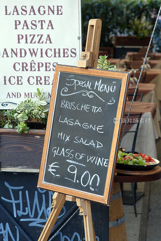 咖啡馆外的黑板上有典型的意大利菜单