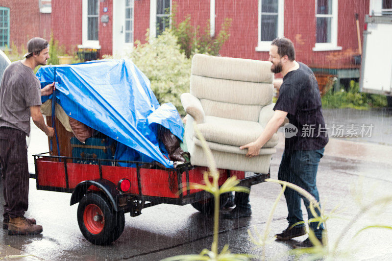 两个学生在一个下雨天搬家具