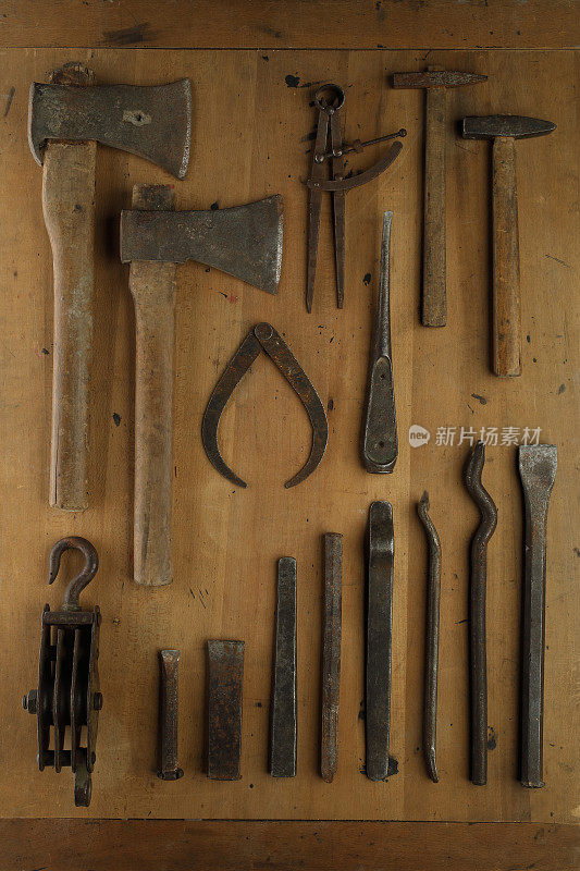 工作工具DIY古董工具在质朴的木桌上，手工工具