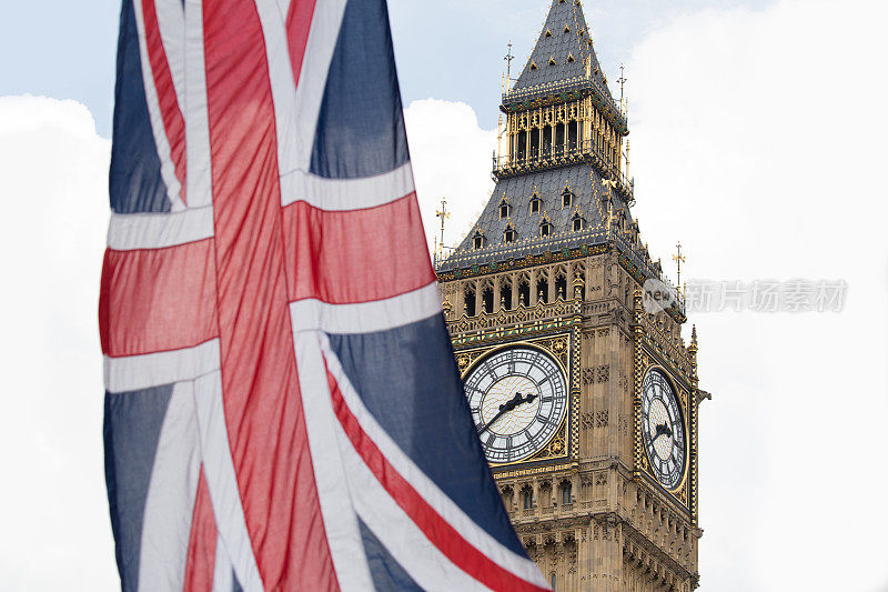 英国国旗在风中飘扬，背景是大本钟