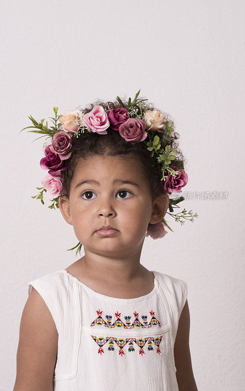 时尚肖像的小女孩与玫瑰花环。