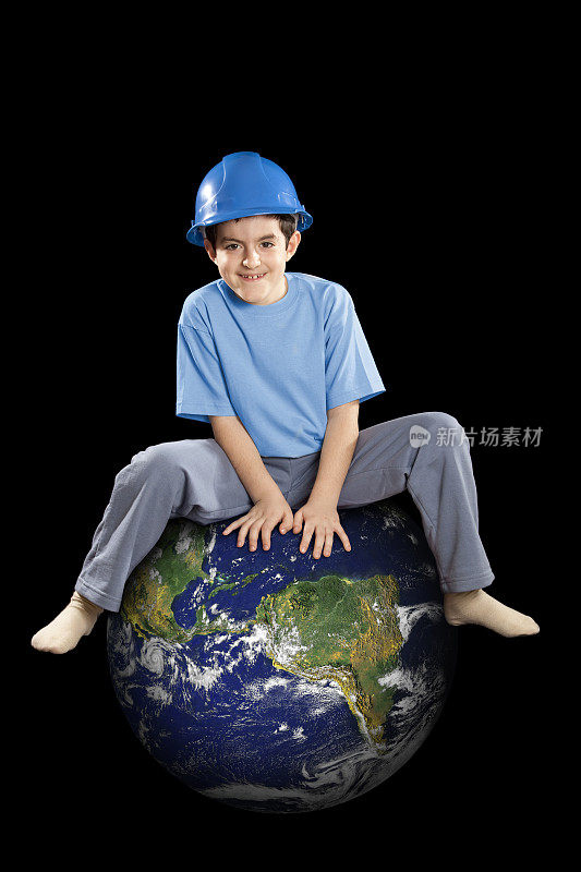 戴着蓝色头盔骑着地球的男孩